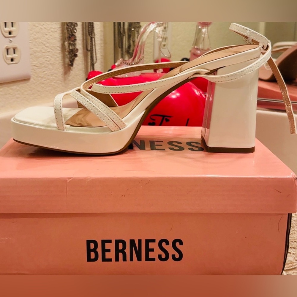 NEW BERNESS: White Block Heel Sandals
